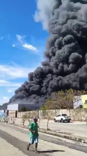 Indústria pega fogo e deixa pelo menos três vítimas com queimaduras graves