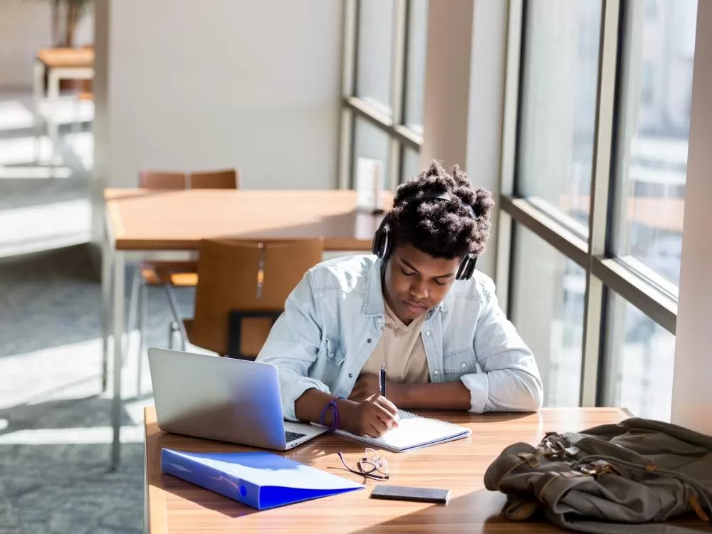 MEC lança plataforma gratuita para aprender inglês e espanhol; veja como acessar
