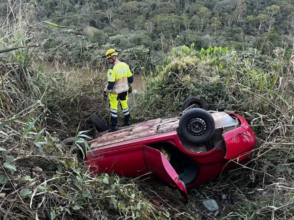 Veículo capota em ribanceira de 20 metros em João Monlevade; buscas não encontram vítimas