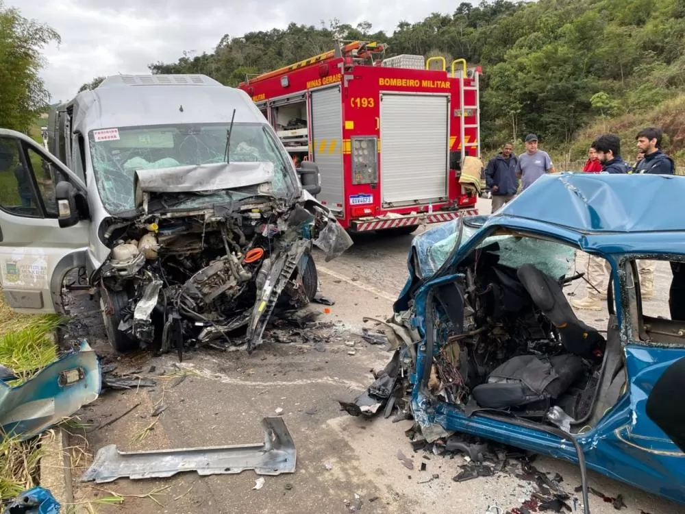 Colisão entre carro e van de pacientes deixa cinco mortos na BR-116, em Catuji