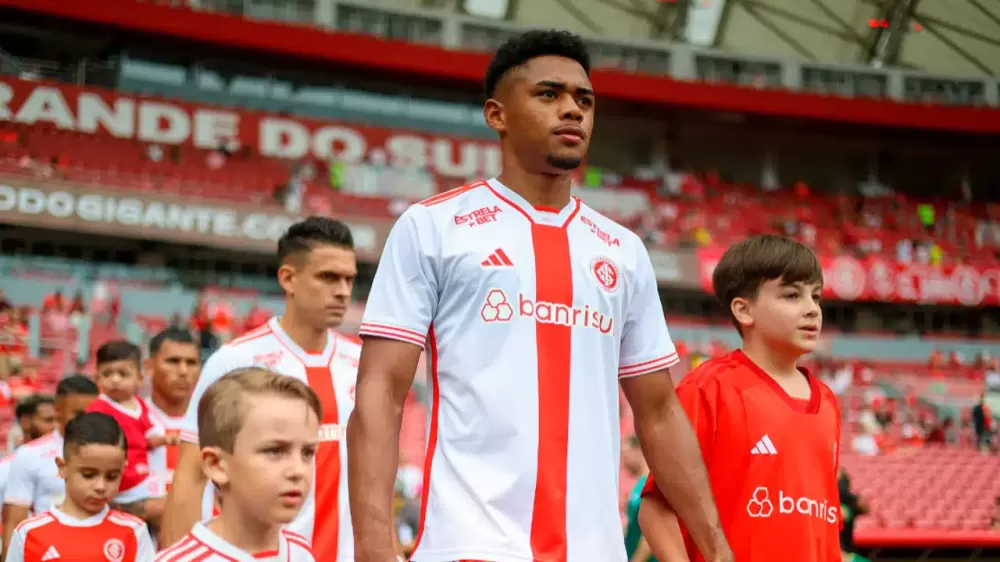 Zagueiro do Internacional recebe suspensão após entrada em Gabriel Pec