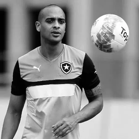 Ex-atacante do Botafogo, Tássio morre após queda de muro durante ventania no RJ