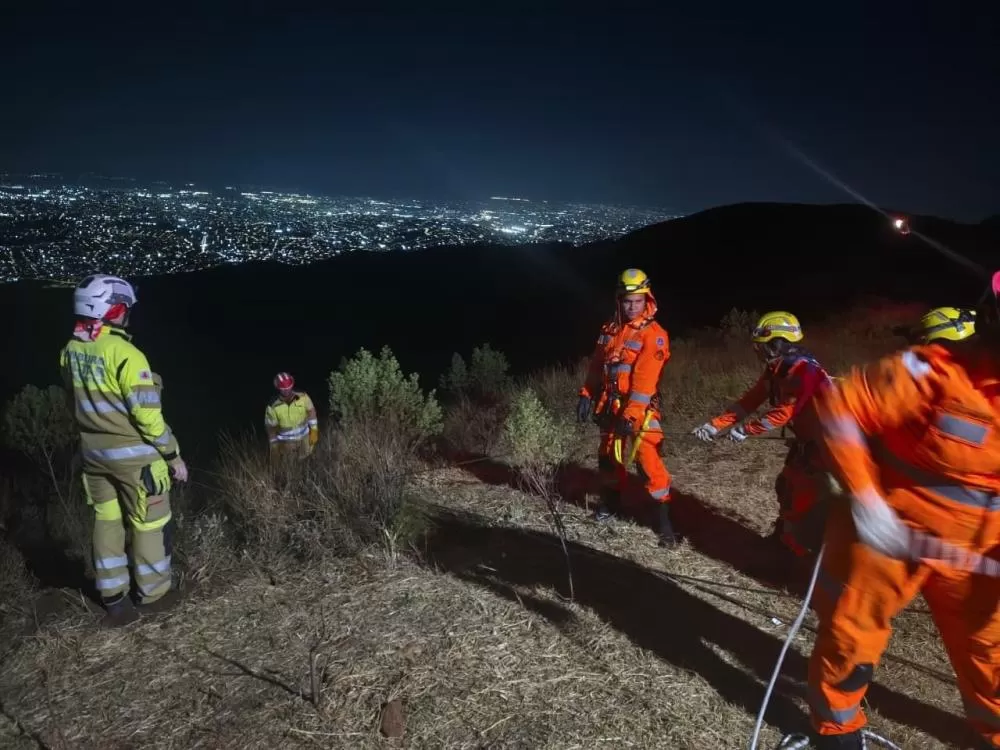 Carro cai em ribanceira e mulher morre em Brumadinho