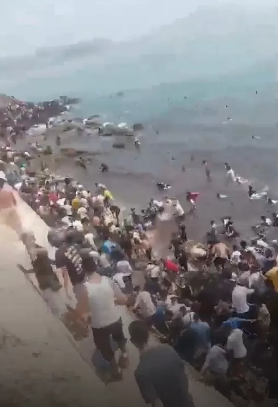Milhares de imigrantes vindos do Marrocos são flagrados chegando à costa da Espanha