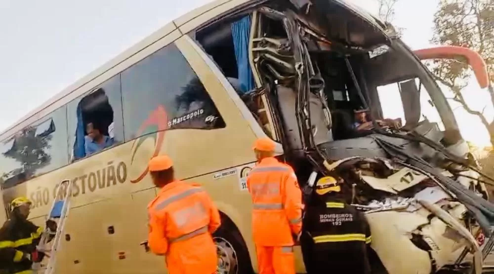 Acidente entre ônibus e carreta deixa 19 feridos na MG-410, em Lagoa Grande
