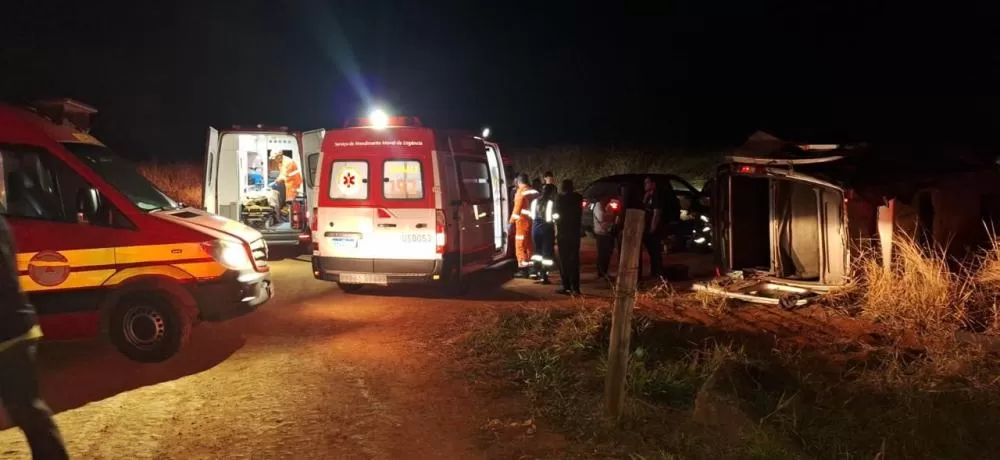 Micro-ônibus capota em ribanceira e deixa feridos em Formiga