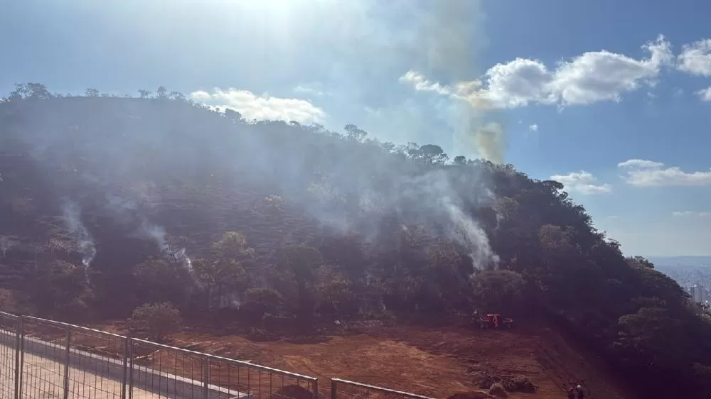 Equipes dos Bombeiros combatem chamas na Serra do Curral