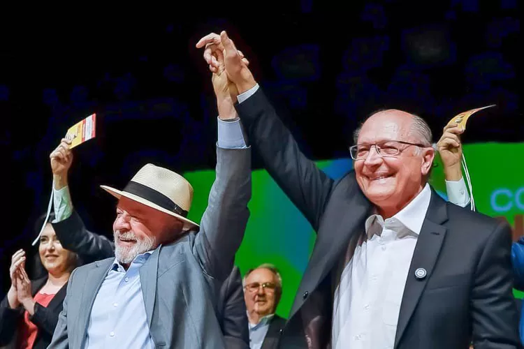 PT oficializa candidatura de Lula à reeleição e confirma Alckmin como vice