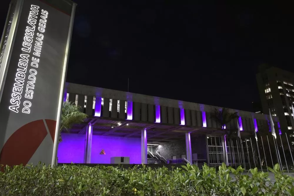 ALMG ilumina sede em lilás em apoio ao Agosto de combate à violência contra a mulher