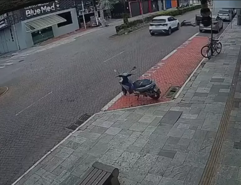 Jovem é atingido após porta de carro abrir e é atropelado por outro veículo