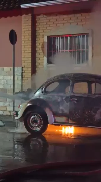 Carro pega fogo de madrugada na Região Metropolitana de BH
