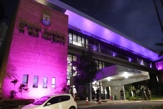 Agosto lilás: Câmara de BH ilumina fachada e reforça ações de combate à violência contra a mulher