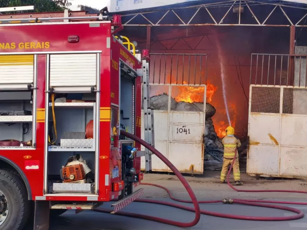 Galpão de reciclagem pega fogo em cidade do Triângulo Mineiro