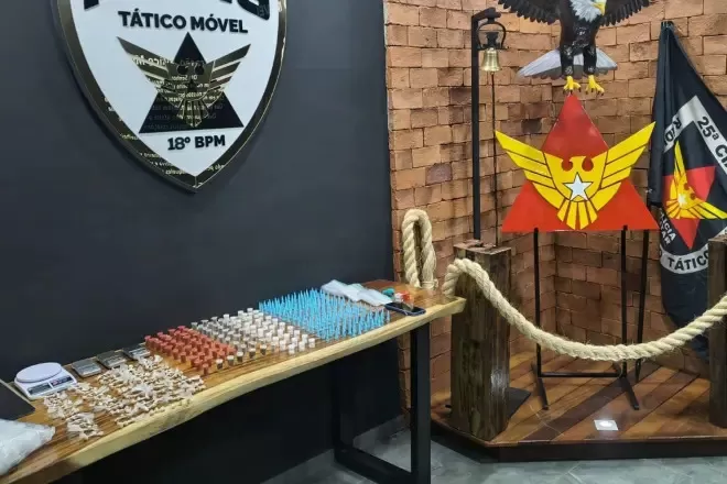 Polícia Militar prende suspeito ligado ao Comando Vermelho e apreende drogas