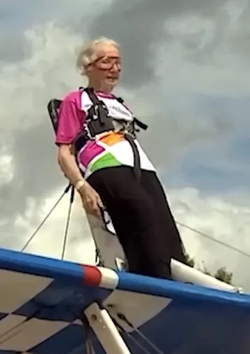 Britânica de 97 anos quebra recorde ao caminhar na asa de avião para arrecadar fundos