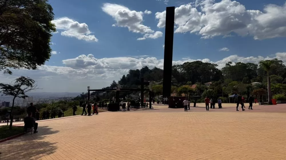 Prefeitura entrega revitalização da Praça do Papa e devolve à população um dos principais cartões-postais da capital
