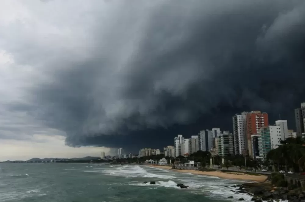 Rajadas de até 90 km/h atingem Sul e Sudeste; nova frente fria eleva risco de temporais
