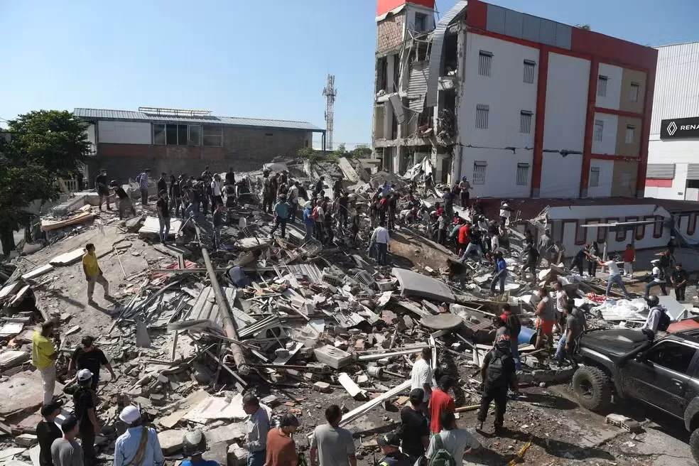 Terremoto de magnitude 7,4 deixa mortos e provoca destruição na Colômbia