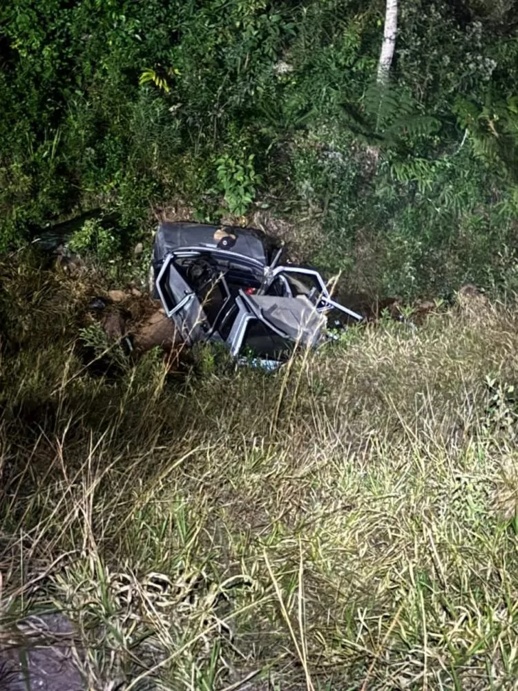 Carro com três pessoas capota e cai de altura de 20 metros no Sul de Minas