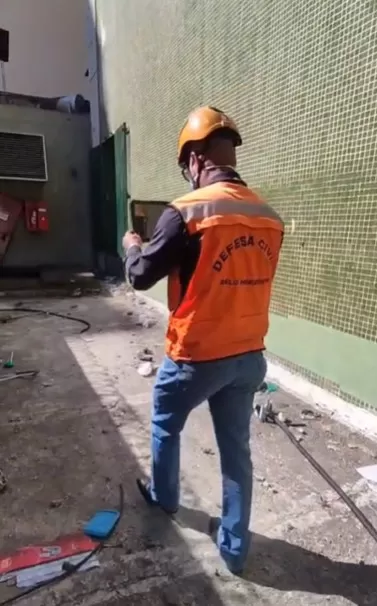 Defesa Civil vistoria prédio atingido por incêndio na região Centro-Sul e notifica empresa