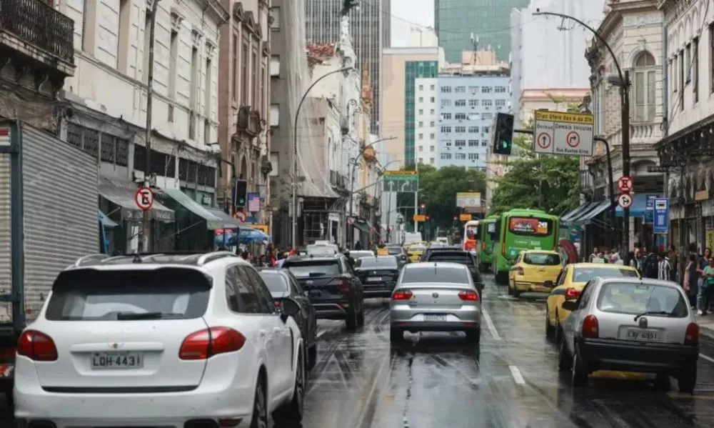 Adesivo eleitoral no carro pode anular o seguro? Saiba as regras