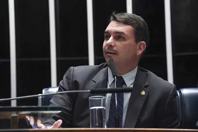 Nunes Marques cancela filiação de Flávio Bolsonaro ao Missão e restabelece vínculo com o PL