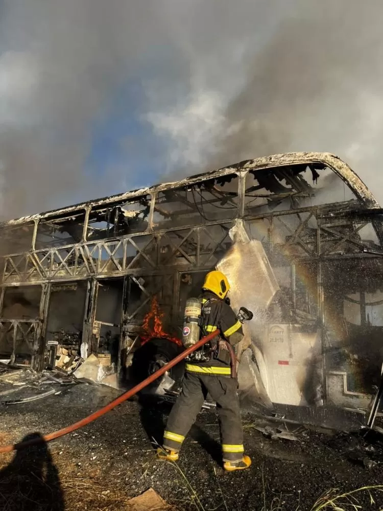 Ônibus interestadual pega fogo no Anel Rodoviário em Montes Claros