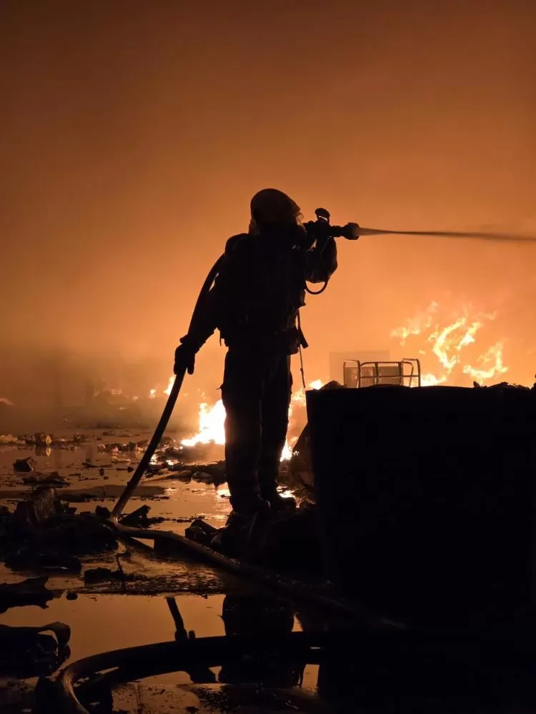 Incêndio de grandes proporções atinge galpão da Asmare no Prado, em BH