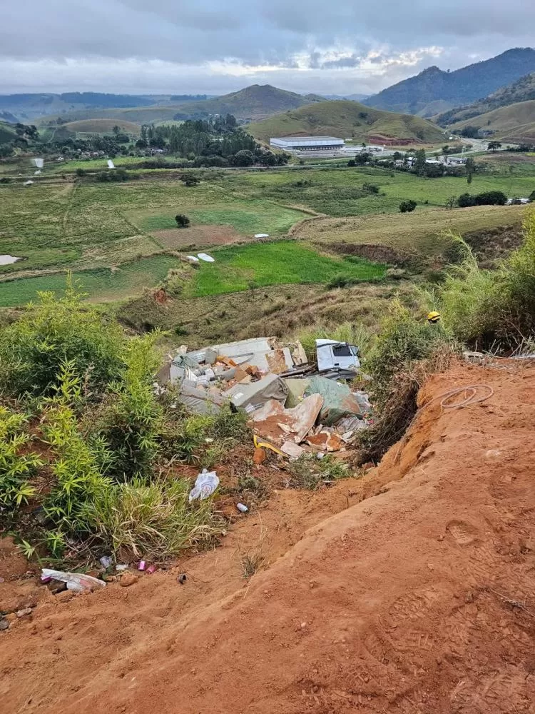Criança de 3 anos é resgatada de carreta após acidente na BR-116