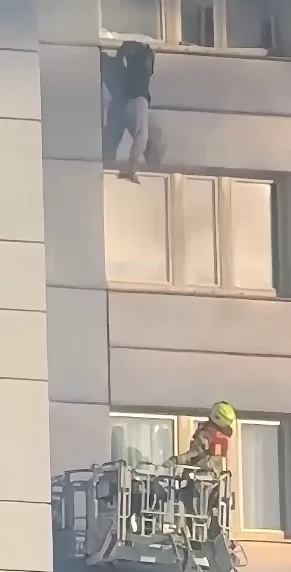 Moradora salta do 11º andar durante incêndio em prédio de Berlim e cai em cesta de bombeiros