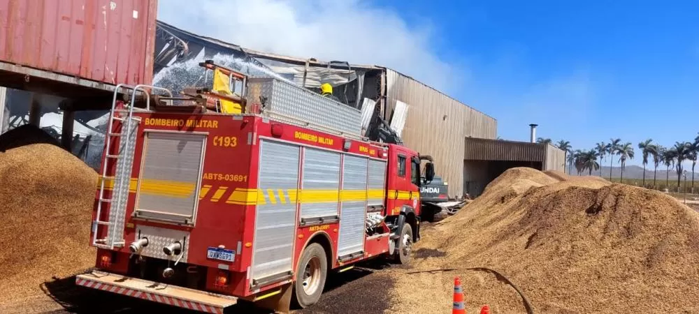 Bombeiros combatem incêndio em galpão de armazenamento de café