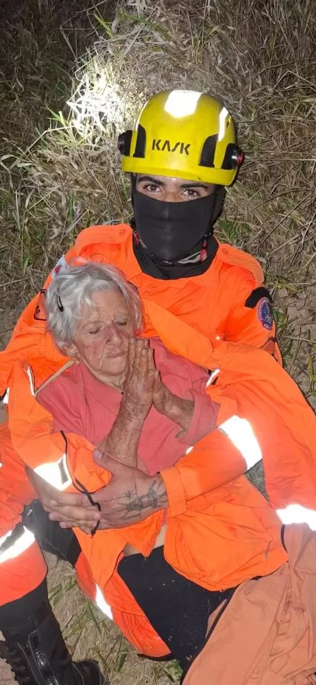 Bombeiros resgatam com vida idosa de 95 anos desaparecida desde domingo em mata na cidade de Caeté
