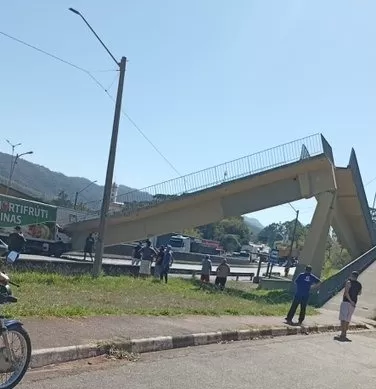 Passarela desaba após ser atingida por caminhão na Fernão Dias e deixa dois mortos