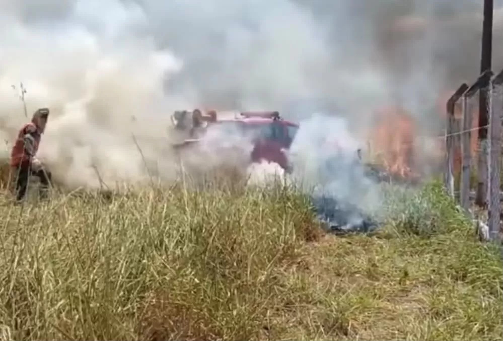 Bombeira fica cercada por chamas durante combate a incêndio em Colíder, no Mato Grosso