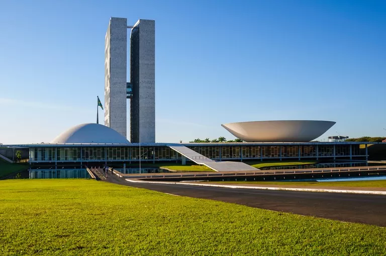 PECs do fim da escala 6x1 e da segurança pública chegam à CCJ do Senado
