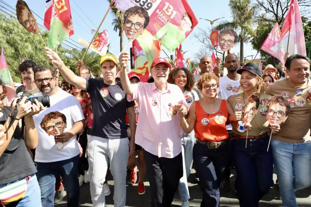 Patrus Ananias relembra trajetória em Contagem durante caminhada com eleitores