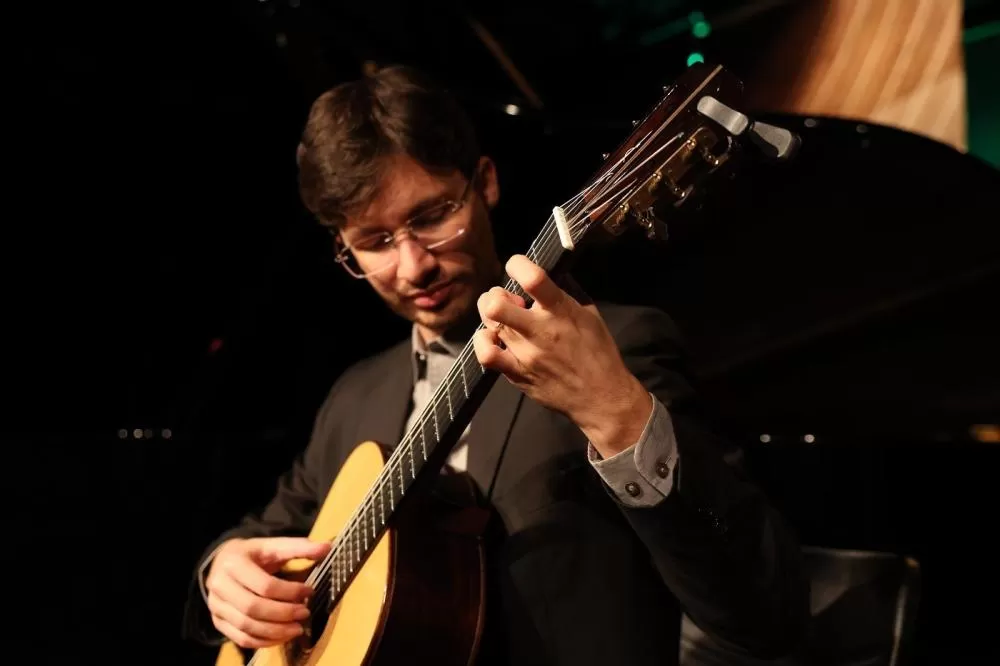Jhony de Souza apresenta obras de Johann Kaspar Mertz, Roland Dyens e Franz Schubert | Foto: Elizabete Guimarães