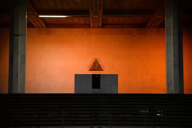 Assembleia de Minas ganha iluminação laranja em apoio à campanha de conscientização sobre esclerose múltipla
