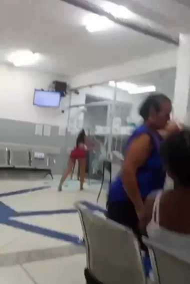 Mulher destrói recepção de UPA em Nova Serrana após se recusar a passar por triagem