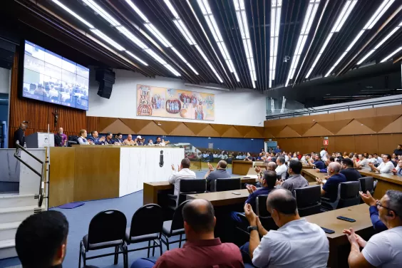 Vereadores e PBH tentam acordo para liberar táxis de Confins em faixas exclusivas de BH