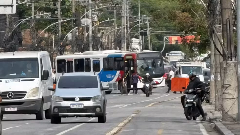 Dezenove ônibus são usados como barricadas durante operação no Rio de Janeiro
