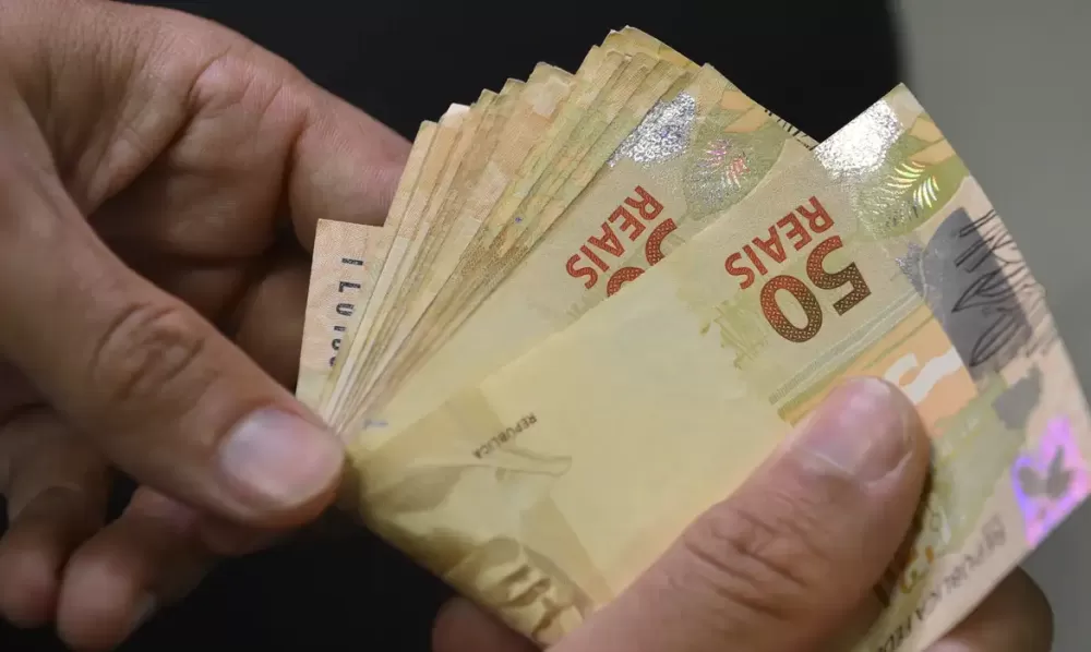 Salário mínimo de R$ 1.741 em 2027 pode injetar R$ 82 bilhões na economia