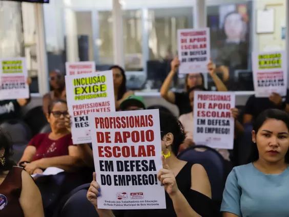 Sindicatos e profissionais denunciam demissões em massa no apoio escolar em BH