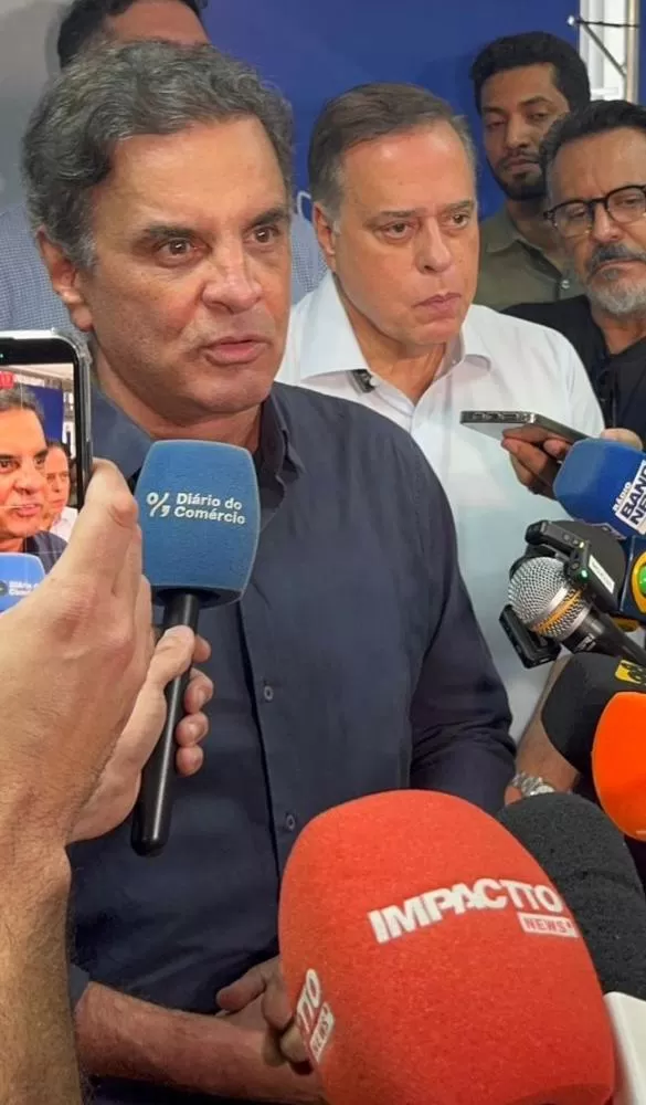 Aécio Neves anuncia candidatura ao Senado