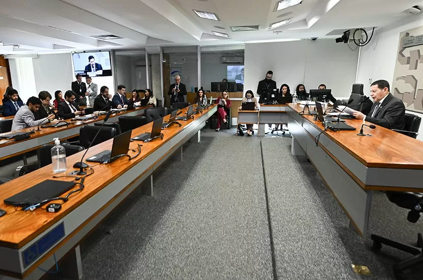 Projeto que autoriza porte de arma para mulheres sob medida protetiva avança no Senado