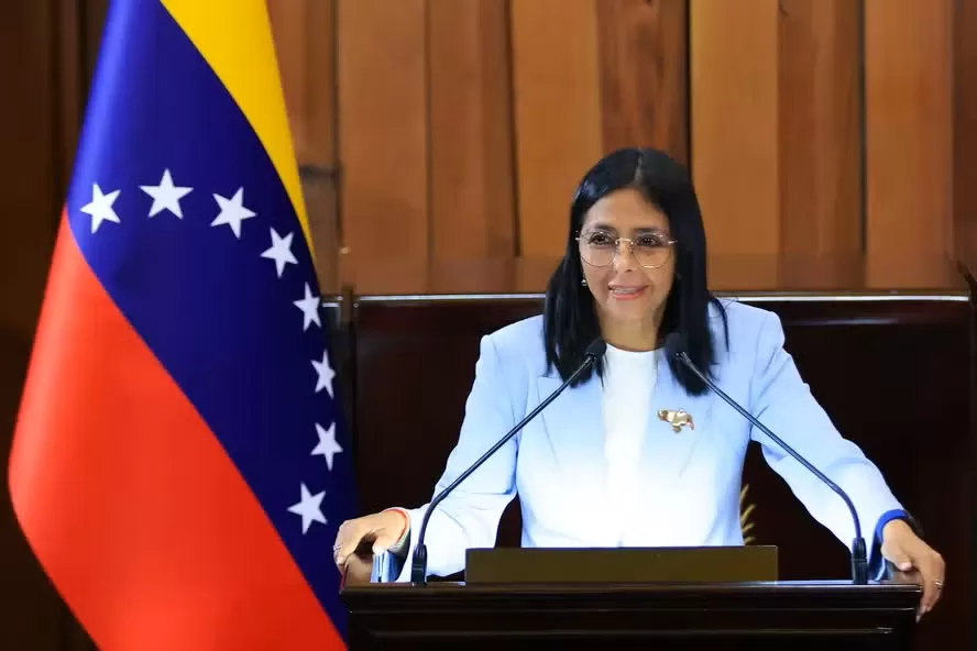 Presidente interina rebate Trump e garante controle venezuelano sobre petróleo