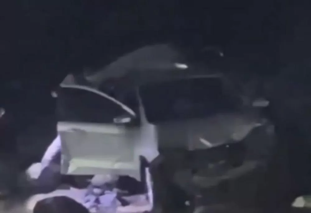 Carro despenca de encosta do Morro do Farol e motorista é resgatado com vida