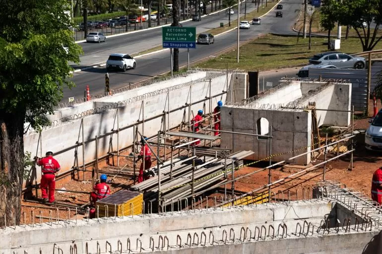 Trevo do Belvedere terá interdições e mudanças no trânsito para içamento de vigas