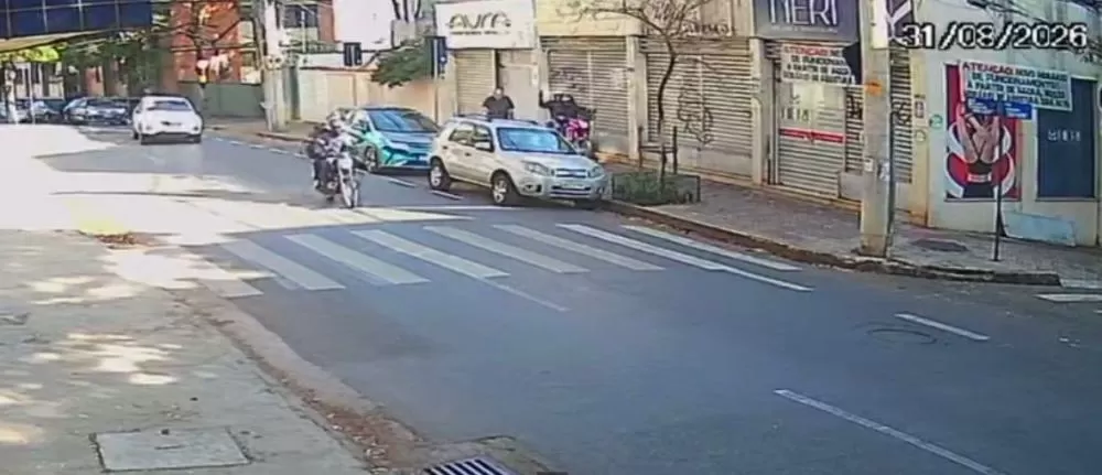 Celular é furtado por dupla em motocicleta no bairro Santo Antônio, em BH