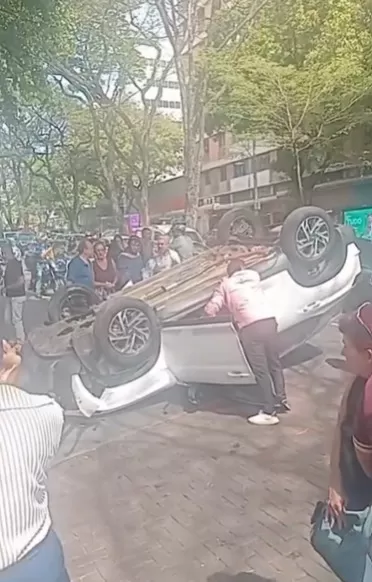 Capotamento assusta motoristas e pedestres na região Centro-Sul de BH